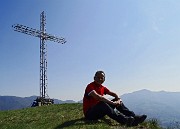 03 Alla croce del Pizzo di Spino (958 m)  con vista in Canto Alto